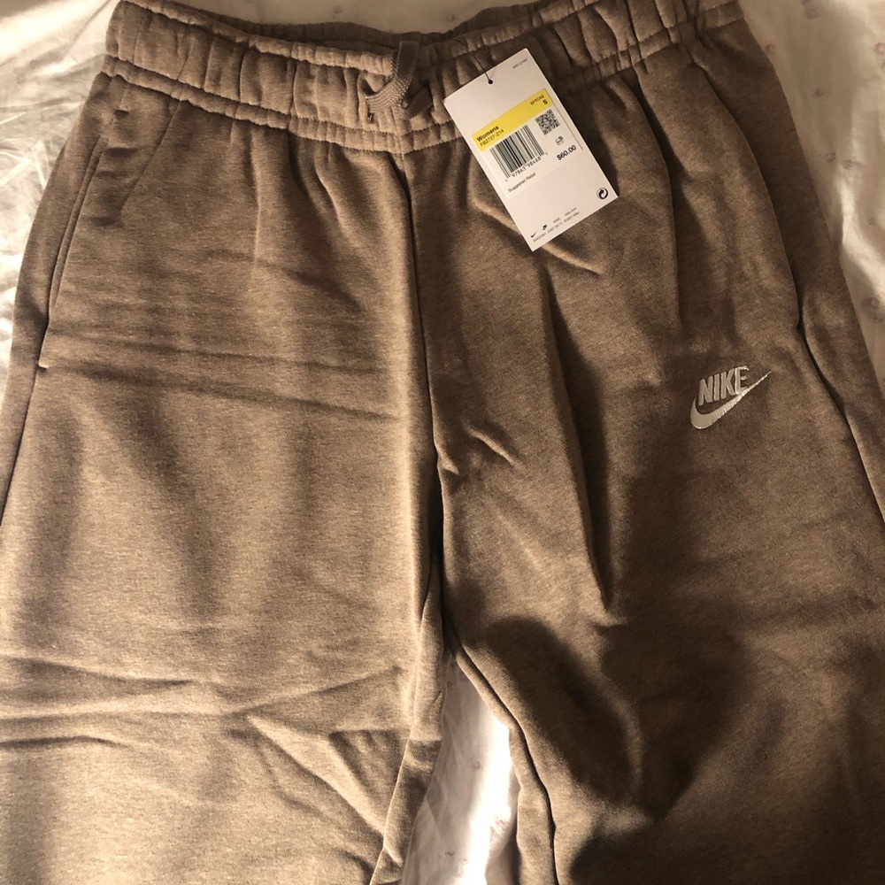 Nike Club Fleece Women’s Wide Leg Mid-Rise Flare Sweatpants (4-6) Small